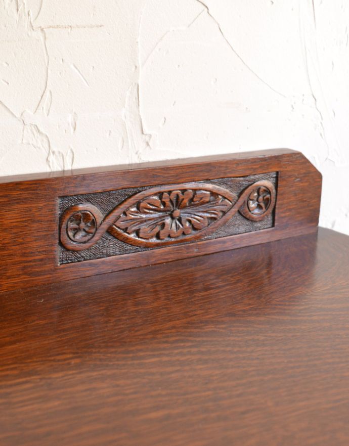 アンティークのチェスト　アンティーク家具　アンティークの英国家具、お花の装飾が付いたオーク材チェスト。美しいカッティングがあるので高級感が感じられます。(q-701-f)