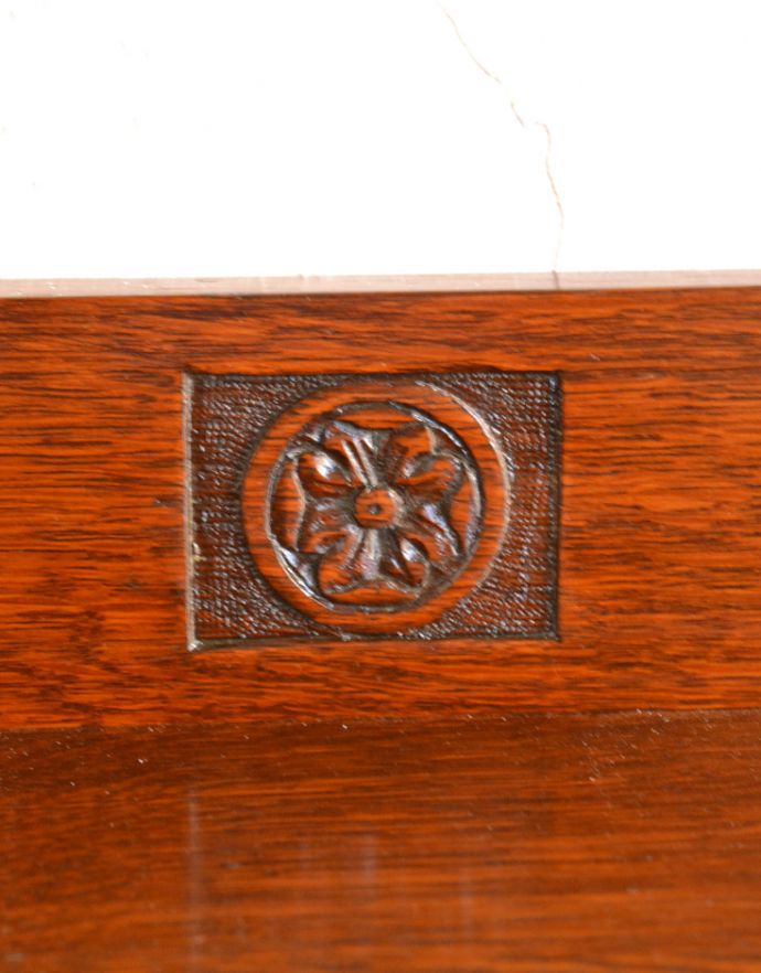 アンティークのチェスト　アンティーク家具　アンティークの英国家具、お花の装飾が付いたオーク材チェスト。中央にもお花のポイントになる彫があります。(q-701-f)
