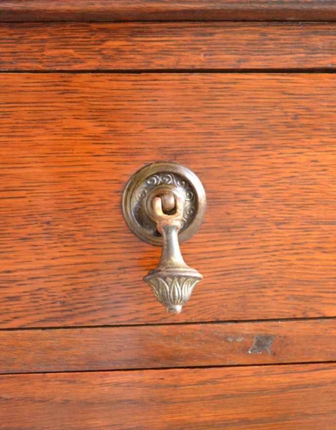 アンティークのチェスト　アンティーク家具　アンティークの英国家具、お花の装飾が付いたオーク材チェスト。引き出しの取っ手です。(q-701-f)
