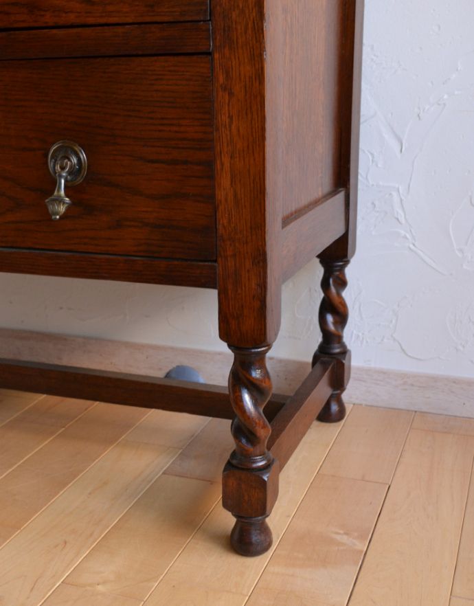 アンティークのチェスト　アンティーク家具　アンティークの英国家具、お花の装飾が付いたオーク材チェスト。スッキリとした真っ直ぐの脚がしっかりとキャビネットを支えます。(q-701-f)