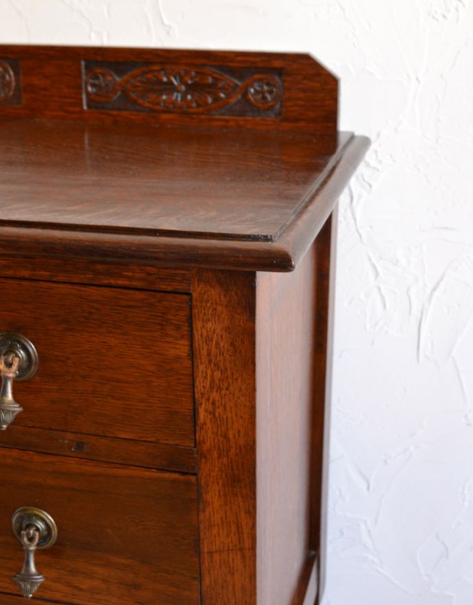 アンティークのチェスト　アンティーク家具　アンティークの英国家具、お花の装飾が付いたオーク材チェスト。角もキレイな状態です。(q-701-f)