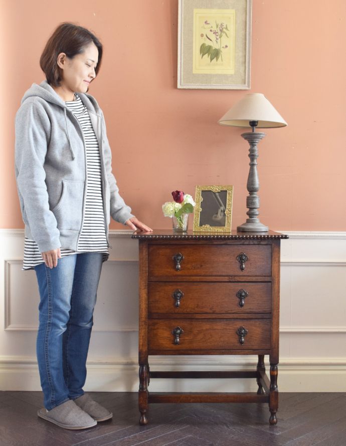 アンティークのチェスト　アンティーク家具　クラシックな英国のアンティーク家具、天板の縁どりの装飾がとても美しいチェストオブドロワーズ。チェアの横に置けば、サイドテーブル代わりに。(q-702-f)