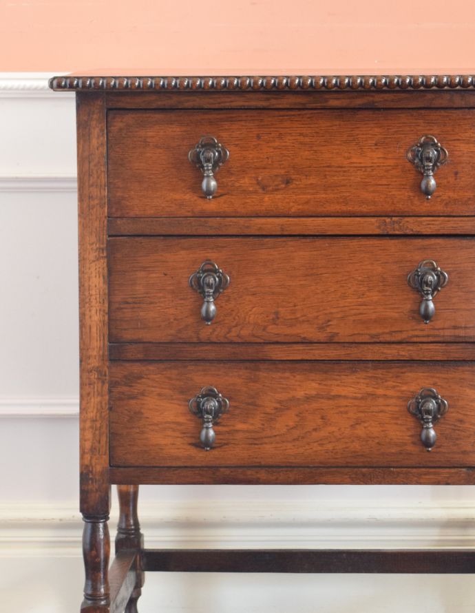 アンティークのチェスト　アンティーク家具　クラシックな英国のアンティーク家具、天板の縁どりの装飾がとても美しいチェストオブドロワーズ。リビングや寝室などで細々したもの収納にもとっても便利です。(q-702-f)
