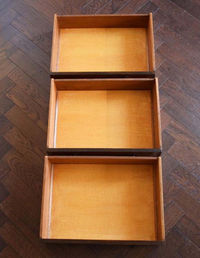 アンティークのチェスト　アンティーク家具　クラシックな英国のアンティーク家具、天板の縁どりの装飾がとても美しいチェストオブドロワーズ。引き出しは３杯。(q-702-f)