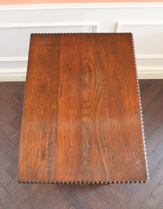 アンティークのチェスト　アンティーク家具　クラシックな英国のアンティーク家具、天板の縁どりの装飾がとても美しいチェストオブドロワーズ。天板も木目がキレイです。(q-702-f)