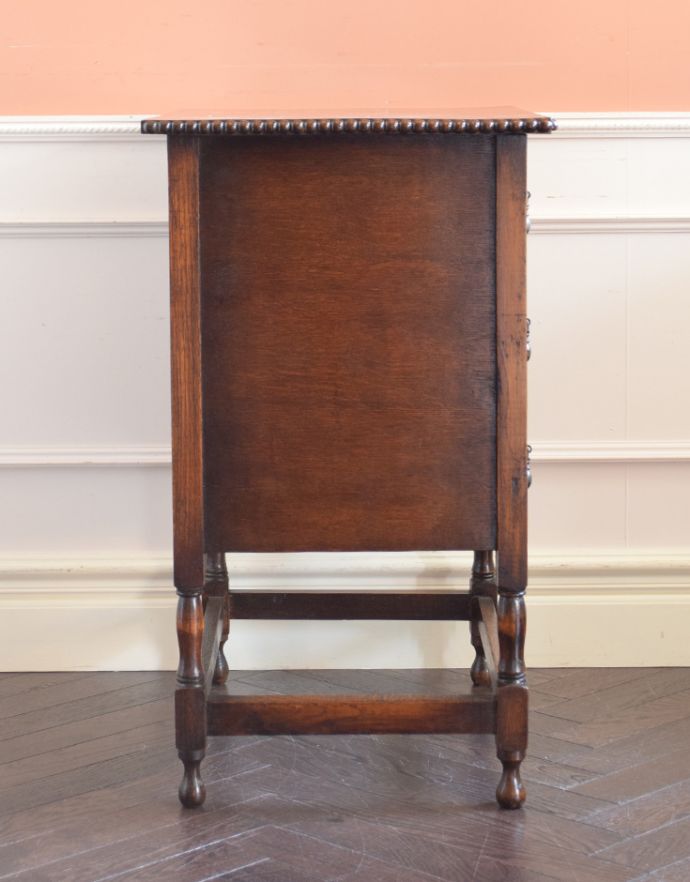 アンティークのチェスト　アンティーク家具　クラシックな英国のアンティーク家具、天板の縁どりの装飾がとても美しいチェストオブドロワーズ。サイドから見ても絵になります。(q-702-f)