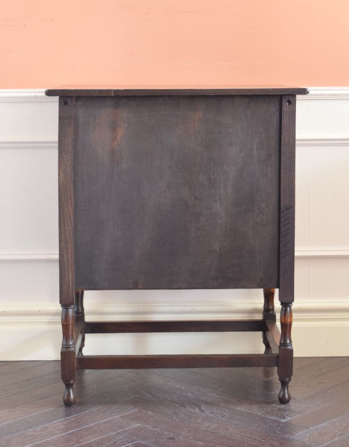 アンティークのチェスト　アンティーク家具　クラシックな英国のアンティーク家具、天板の縁どりの装飾がとても美しいチェストオブドロワーズ。きちんとメンテナンスしてあるので、裏側もキレイです。(q-702-f)