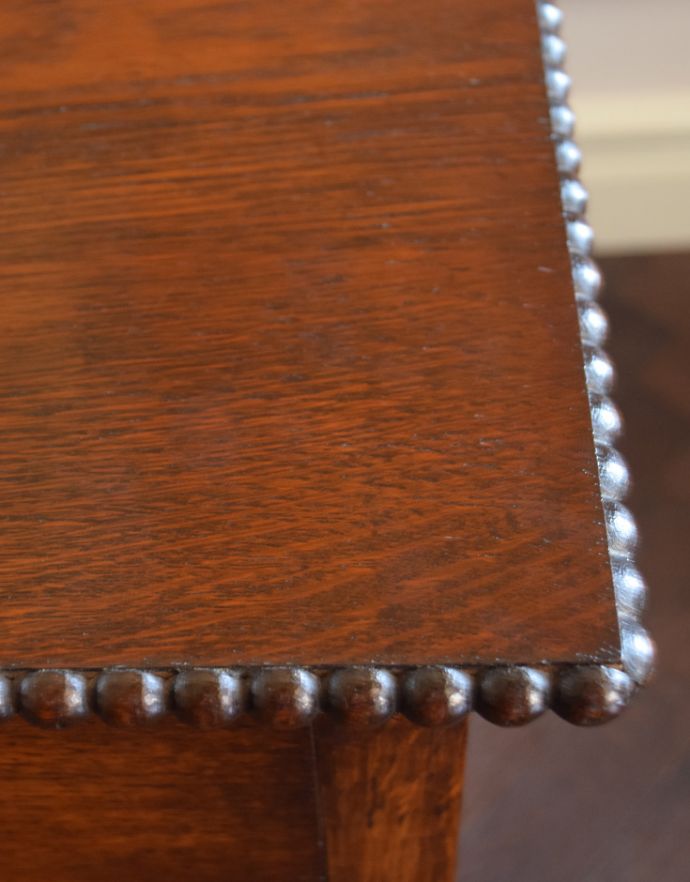 アンティークのチェスト　アンティーク家具　クラシックな英国のアンティーク家具、天板の縁どりの装飾がとても美しいチェストオブドロワーズ。鋲を打ったようなカッティングがされていてカッコイイデザインです。(q-702-f)