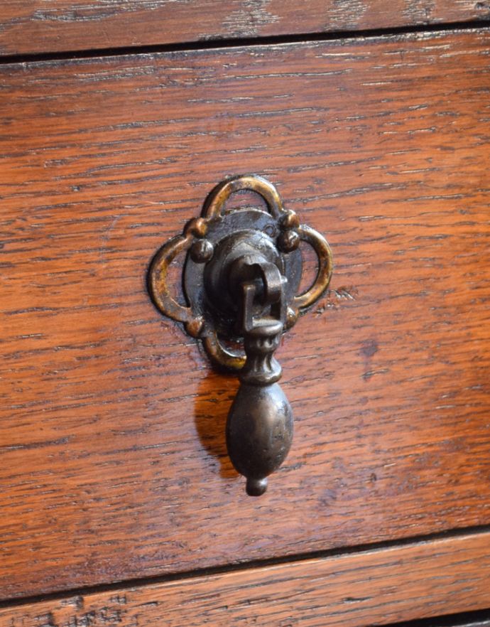 アンティークのチェスト　アンティーク家具　クラシックな英国のアンティーク家具、天板の縁どりの装飾がとても美しいチェストオブドロワーズ。ドロップタイプのオシャレな取っ手です。(q-702-f)