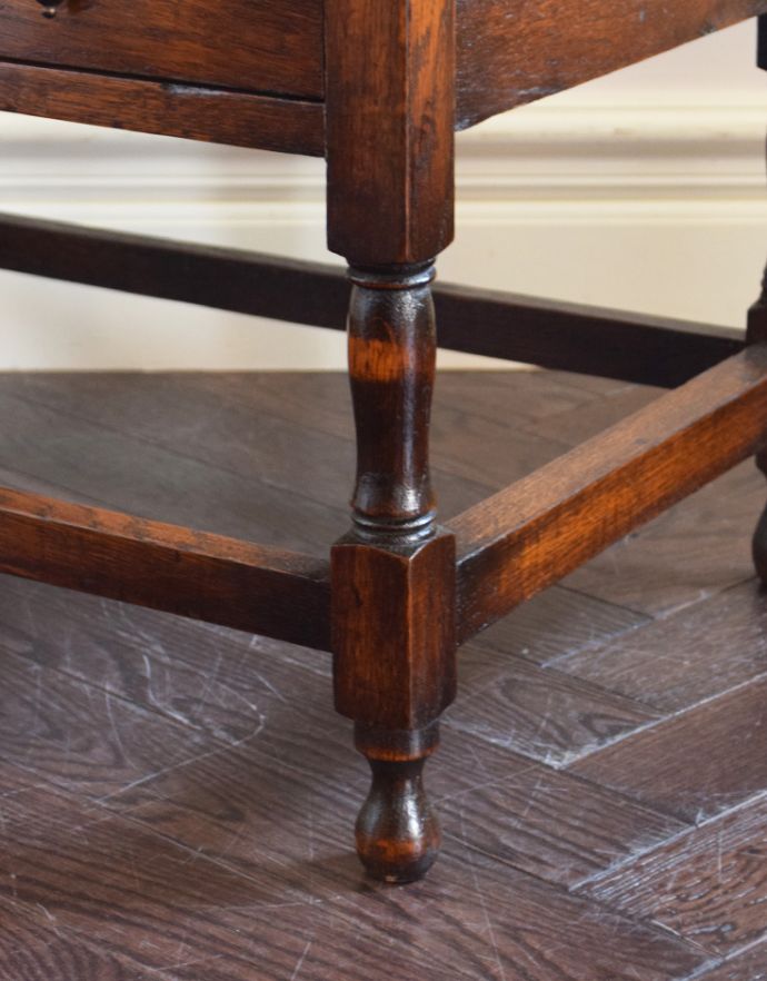 アンティークのチェスト　アンティーク家具　クラシックな英国のアンティーク家具、天板の縁どりの装飾がとても美しいチェストオブドロワーズ。桟が入っているので安定感も抜群です。(q-702-f)