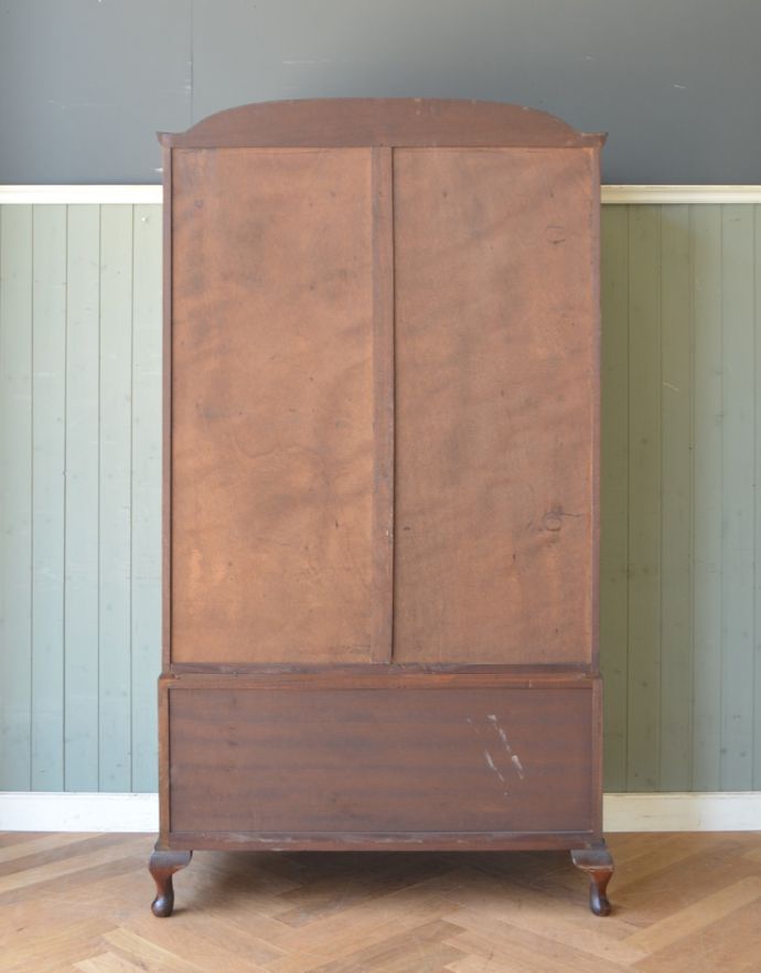 アンティークのキャビネット　アンティーク家具　英国淑女のアンティーク家具、木目も美しいウォルナット材のワードローブ。きちんとメンテナンスしてあるので、裏側もキレイです。(q-703-f)