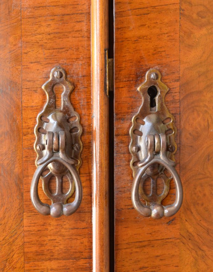 アンティークのキャビネット　アンティーク家具　英国淑女のアンティーク家具、木目も美しいウォルナット材のワードローブ。扉にはアンティークらしい魅力たっぷりの取っ手がついています。(q-703-f)