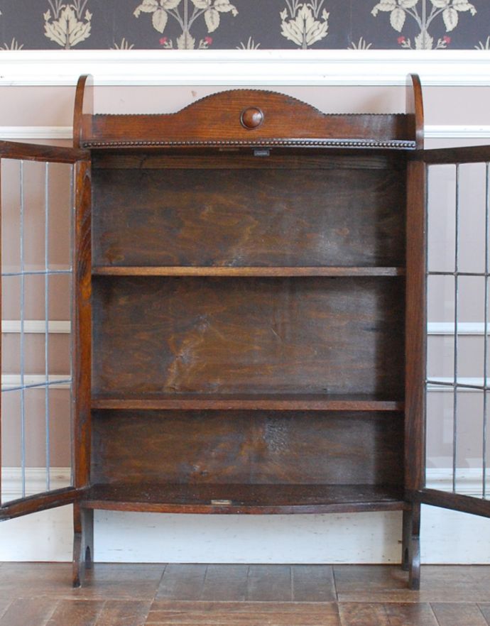 アンティークのキャビネット　アンティーク家具　書斎に使ってみたいかっこいいアンティーク家具、英国輸入のブックケース（本棚）。内側も茶色なので落ち着きがあってかっこいいです。(q-705-f)