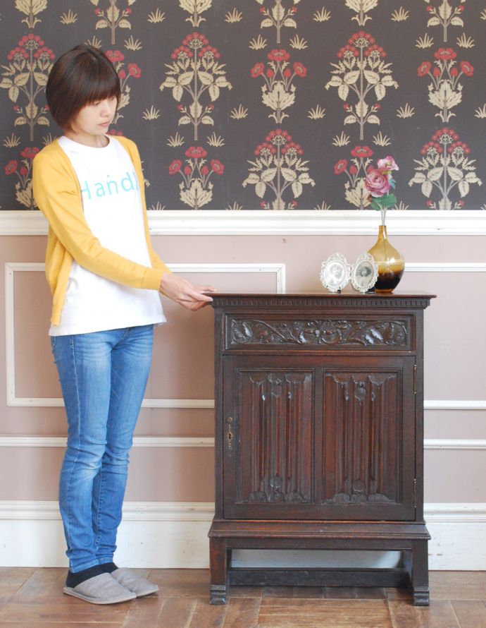 アンティークのキャビネット　アンティーク家具　アンティークの英国家具、彫りがカッコイイ、鍵付きの小さなカップボード。高級感漂う上品なキャビネットです。(q-706-f)