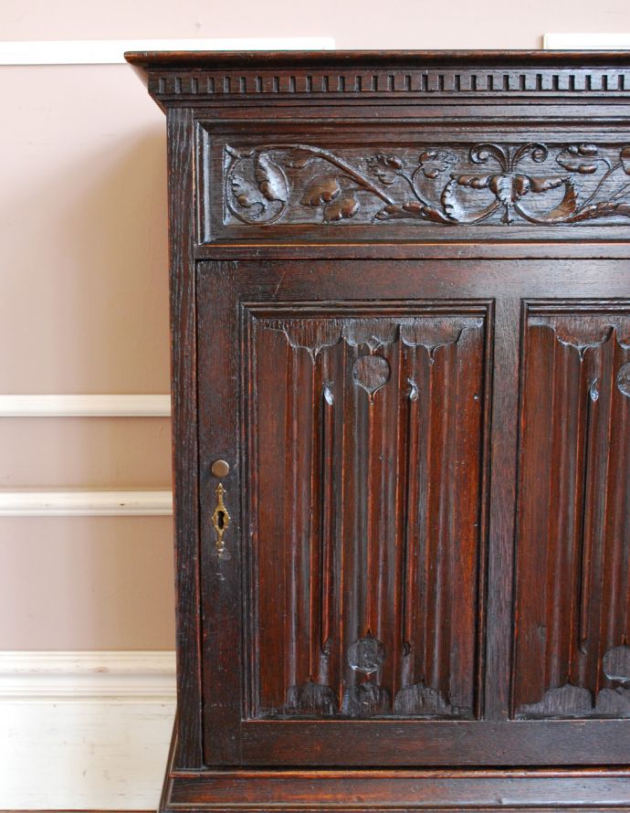 アンティークのキャビネット　アンティーク家具　アンティークの英国家具、彫りがカッコイイ、鍵付きの小さなカップボード。彫も美しく、落ち着いた色合いが大人な雰囲気がたっぷり。(q-706-f)