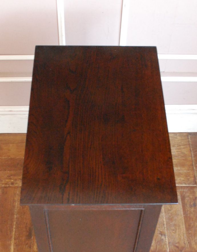 アンティークのキャビネット　アンティーク家具　アンティークの英国家具、彫りがカッコイイ、鍵付きの小さなカップボード。天板もキレイに仕上げました。(q-706-f)