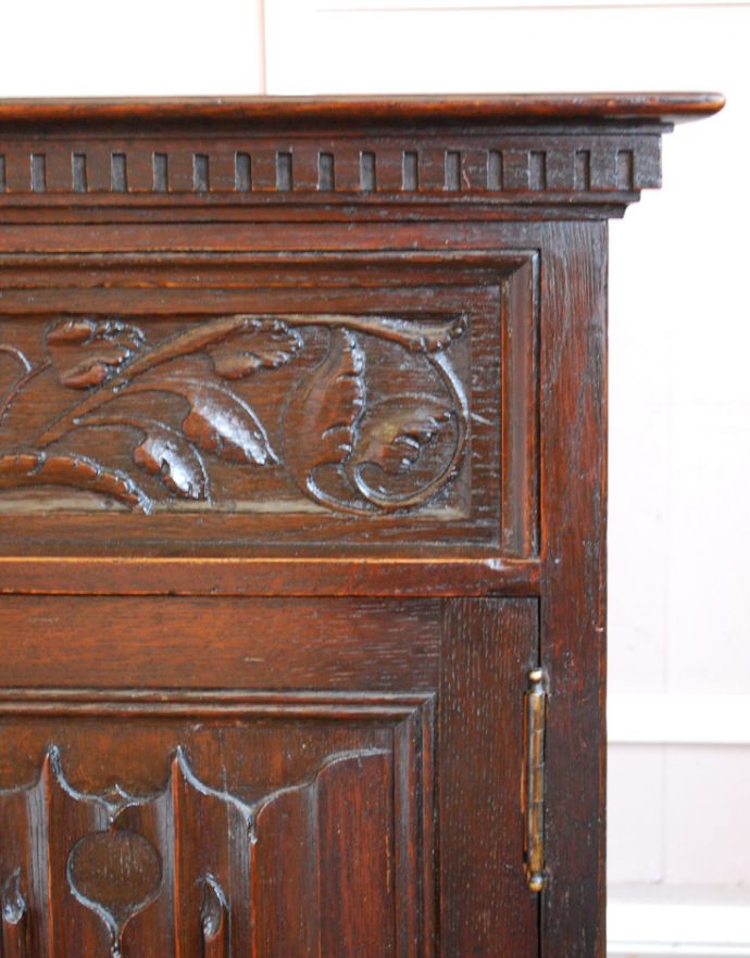 アンティークのキャビネット　アンティーク家具　アンティークの英国家具、彫りがカッコイイ、鍵付きの小さなカップボード。美しい彫が魅力的です。(q-706-f)