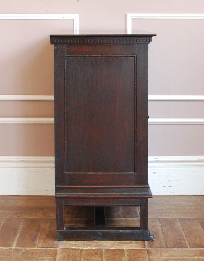 アンティークのキャビネット　アンティーク家具　アンティークの英国家具、彫りがカッコイイ、鍵付きの小さなカップボード。サイドもキレイに仕上がっています。(q-706-f)
