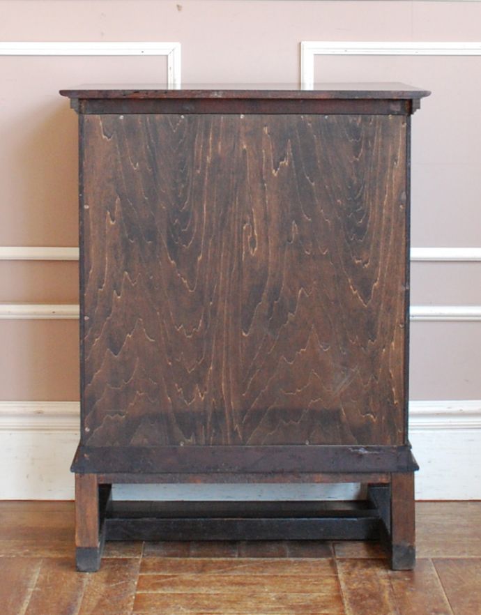 アンティークのキャビネット　アンティーク家具　アンティークの英国家具、彫りがカッコイイ、鍵付きの小さなカップボード。裏側もキレイな状態です。(q-706-f)