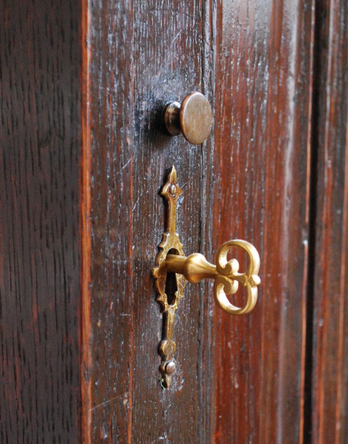 アンティークのキャビネット　アンティーク家具　アンティークの英国家具、彫りがカッコイイ、鍵付きの小さなカップボード。高級感のあるゴールドの鍵が付いています。(q-706-f)