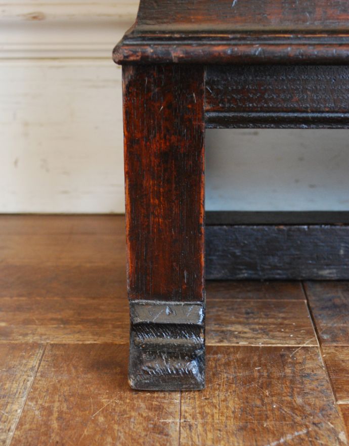 アンティークのキャビネット　アンティーク家具　アンティークの英国家具、彫りがカッコイイ、鍵付きの小さなカップボード。安定感のある脚です。(q-706-f)