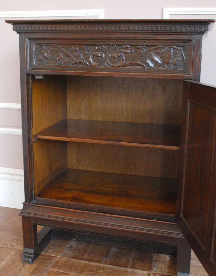 アンティークのキャビネット　アンティーク家具　アンティークの英国家具、彫りがカッコイイ、鍵付きの小さなカップボード。たっぷり収納できます。(q-706-f)