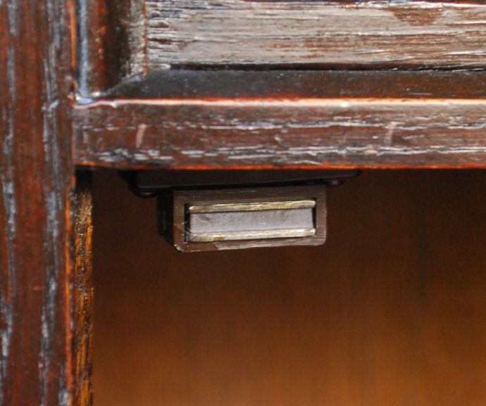 アンティークのキャビネット　アンティーク家具　アンティークの英国家具、彫りがカッコイイ、鍵付きの小さなカップボード。扉にはマグネットが付いているので、開け閉めはスムーズです。(q-706-f)