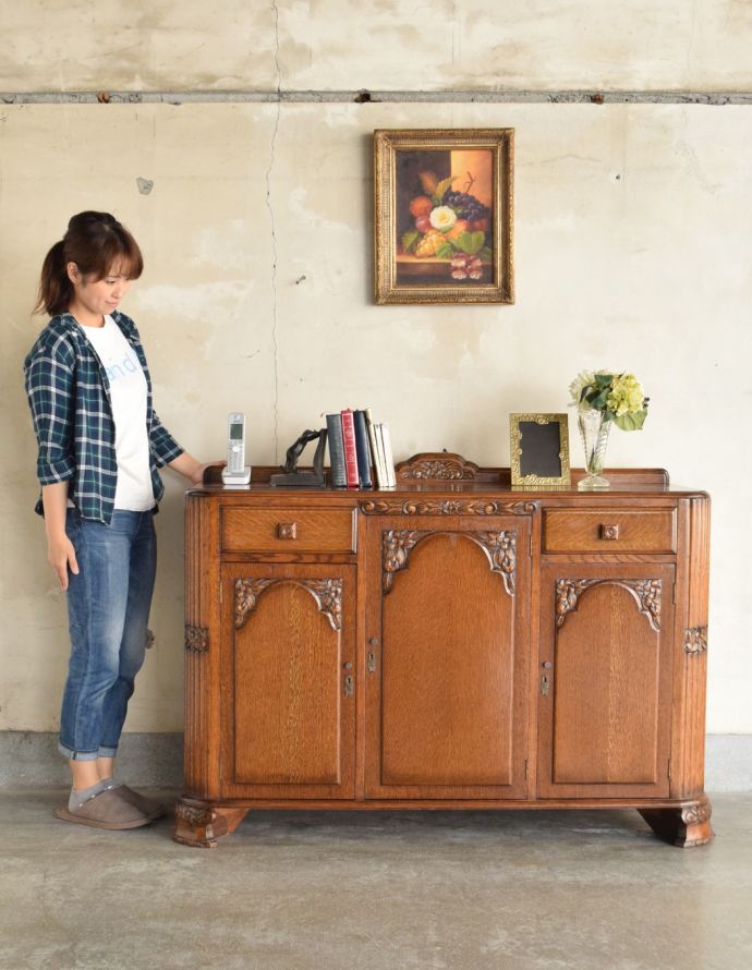 北欧キャビネット アンティーク家具 アンティークの英国家具、重厚感と華やかさのあるリビングで使えるサイドボード。美しい装飾が華やかなサイドボード。(q-708-f)