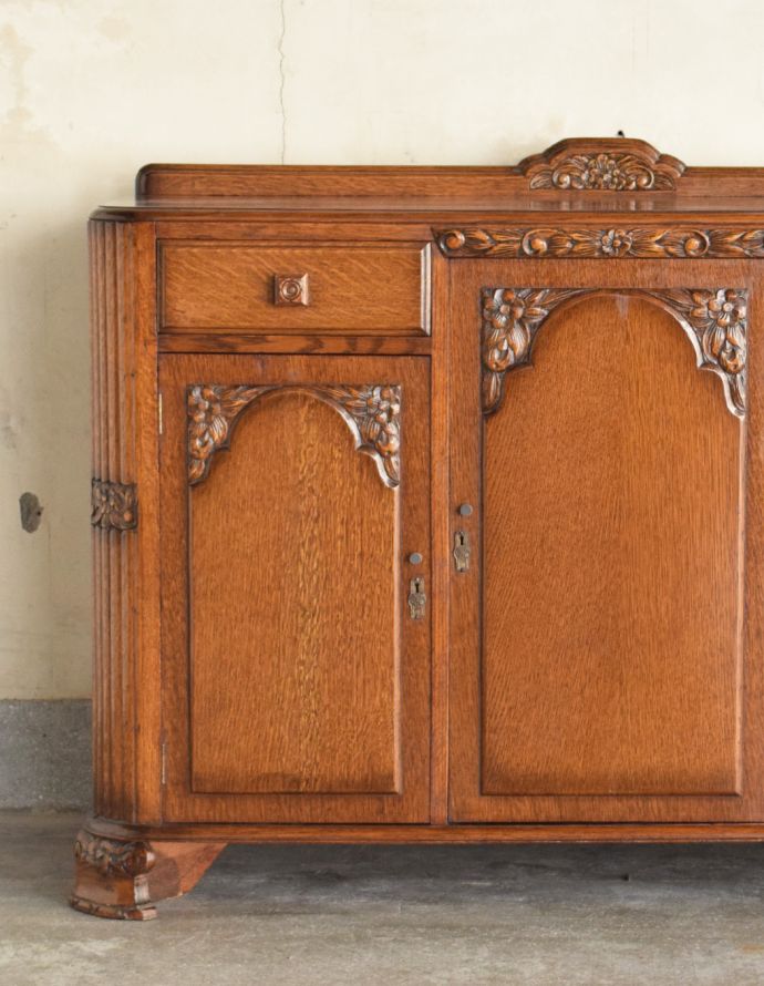 北欧キャビネット アンティーク家具 アンティークの英国家具、重厚感と華やかさのあるリビングで使えるサイドボード。オーク材の美しい木目が迫力満点!客間やリビングなどキチンとした雰囲気を作りたいコーナーにも最適です。(q-708-f)