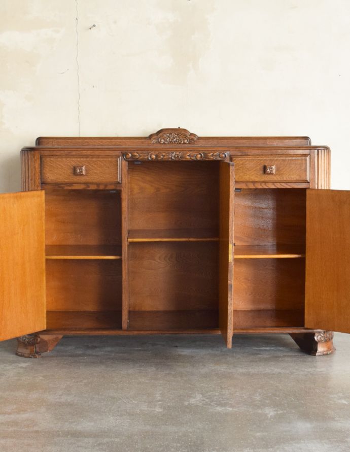 北欧キャビネット アンティーク家具 アンティークの英国家具、重厚感と華やかさのあるリビングで使えるサイドボード。棚板があるので整理しやすいです。(q-708-f)