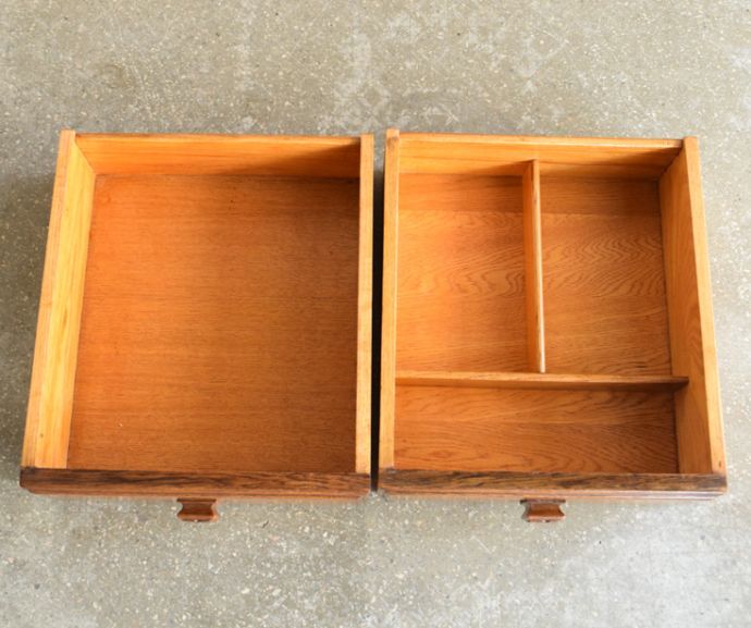 北欧キャビネット アンティーク家具 アンティークの英国家具、重厚感と華やかさのあるリビングで使えるサイドボード。引き出しは2杯あります。(q-708-f)