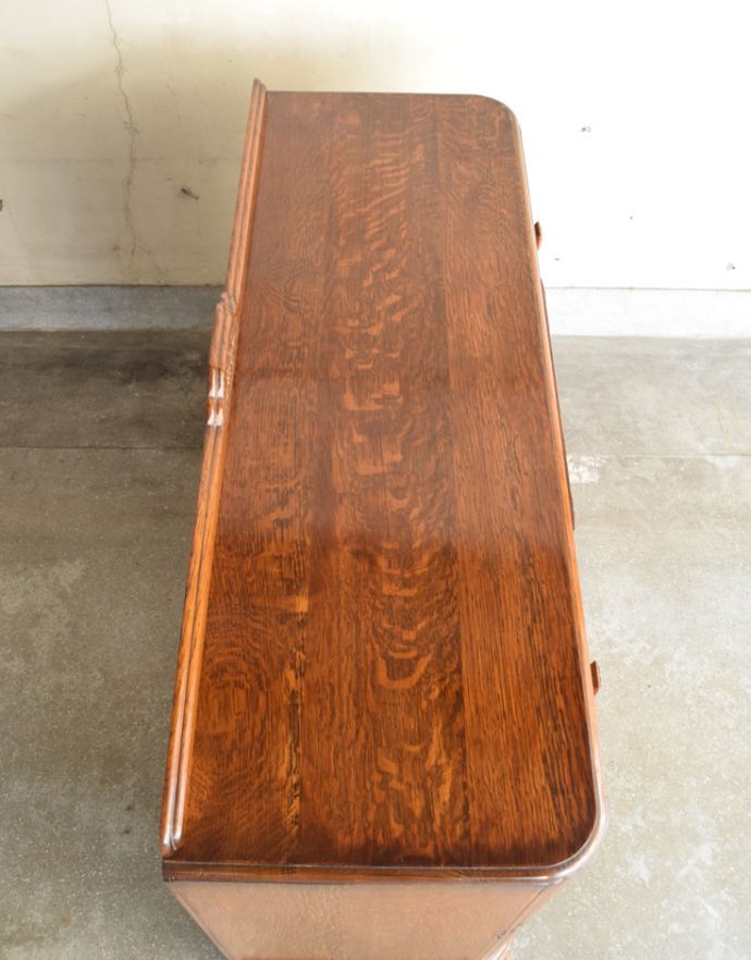 北欧キャビネット アンティーク家具 アンティークの英国家具、重厚感と華やかさのあるリビングで使えるサイドボード。天板もピカピカにお直ししました。(q-708-f)