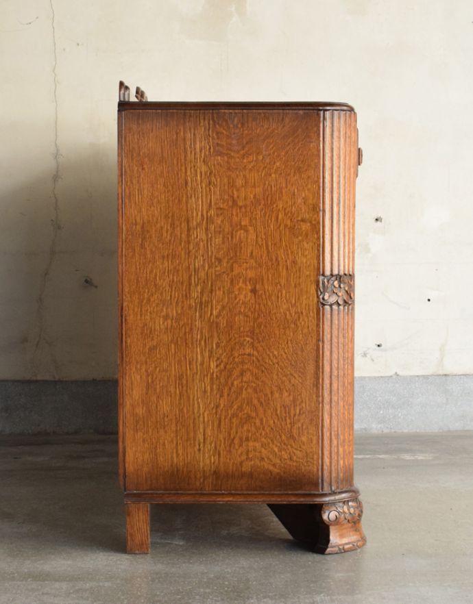 北欧キャビネット アンティーク家具 アンティークの英国家具、重厚感と華やかさのあるリビングで使えるサイドボード。緩やかなカーブを描いています。(q-708-f)