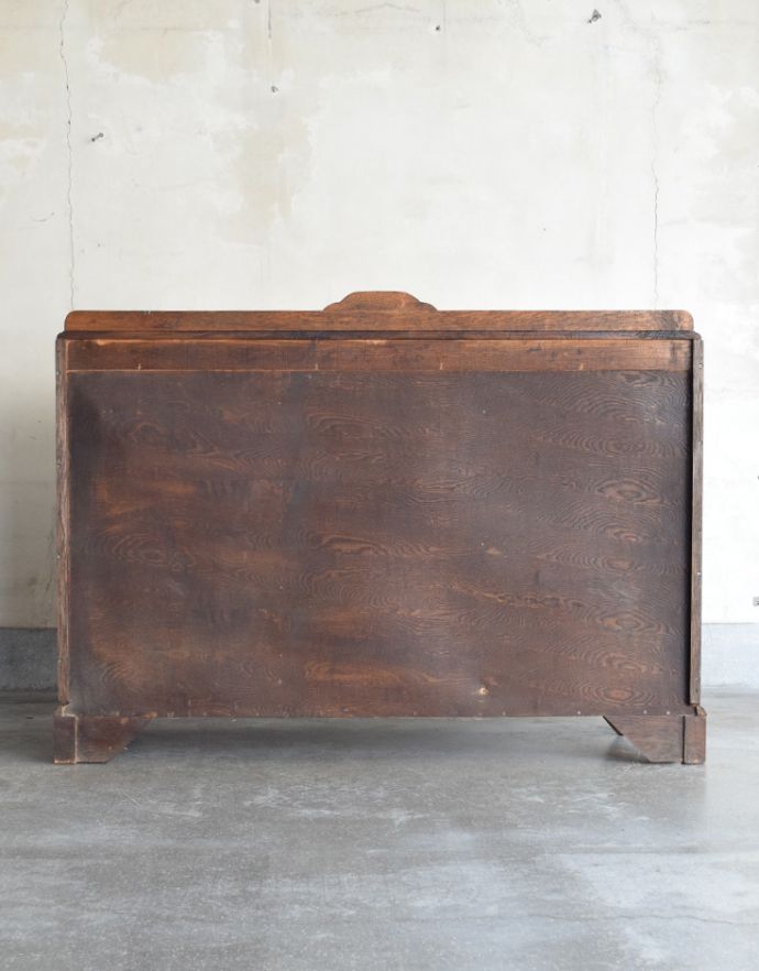 北欧キャビネット アンティーク家具 アンティークの英国家具、重厚感と華やかさのあるリビングで使えるサイドボード。きちんとメンテナンスしてあるので、裏側もキレイです。(q-708-f)