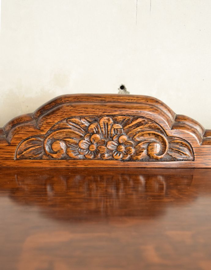 北欧キャビネット アンティーク家具 アンティークの英国家具、重厚感と華やかさのあるリビングで使えるサイドボード。贅沢なほどに施された彫の装飾!リッチな気分で心を満たしてくれます。(q-708-f)