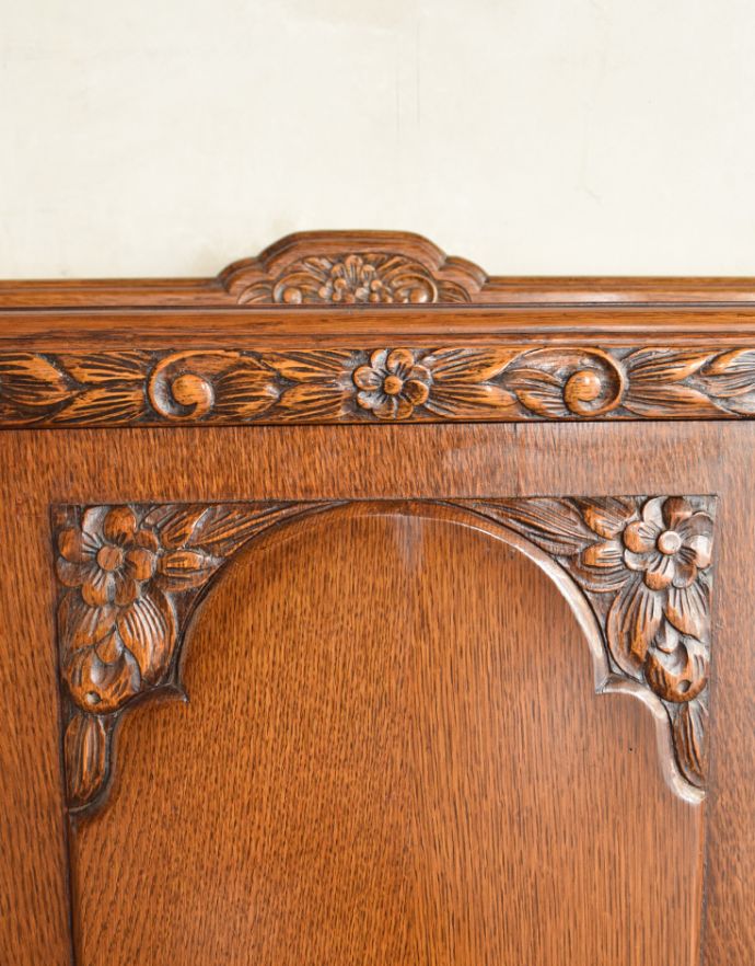 北欧キャビネット アンティーク家具 アンティークの英国家具、重厚感と華やかさのあるリビングで使えるサイドボード。2つとないアンティークらしい職人の技を感じる装飾です。(q-708-f)