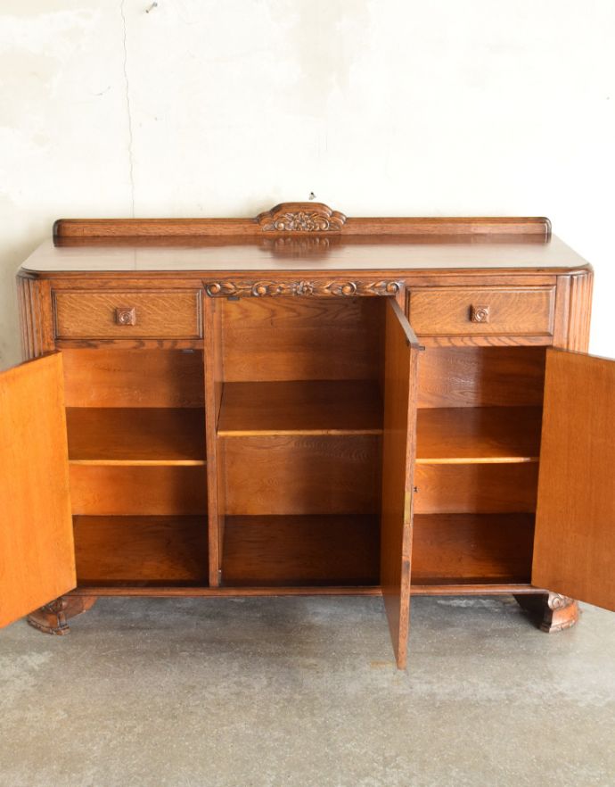 北欧キャビネット アンティーク家具 アンティークの英国家具、重厚感と華やかさのあるリビングで使えるサイドボード。中もきれいな状態です。(q-708-f)