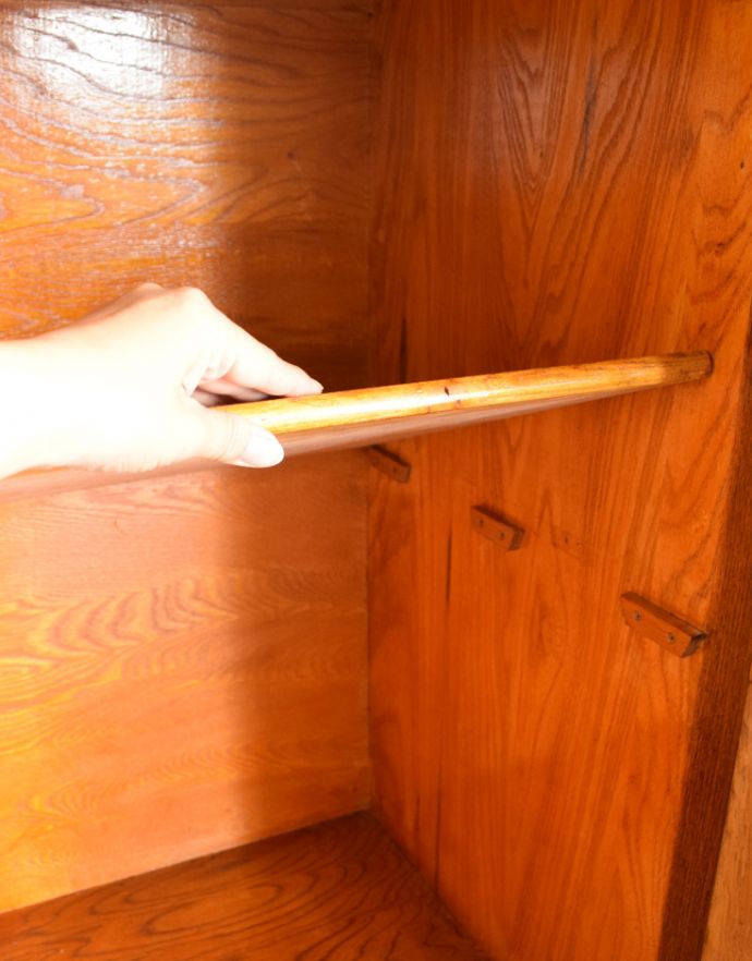 北欧キャビネット アンティーク家具 アンティークの英国家具、重厚感と華やかさのあるリビングで使えるサイドボード。棚板は左右どちらも可動です。(q-708-f)