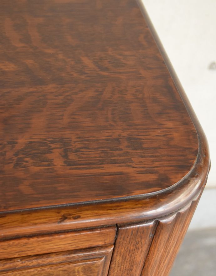 北欧キャビネット アンティーク家具 アンティークの英国家具、重厚感と華やかさのあるリビングで使えるサイドボード。角が丸いので小さなお子様にも安心です。(q-708-f)