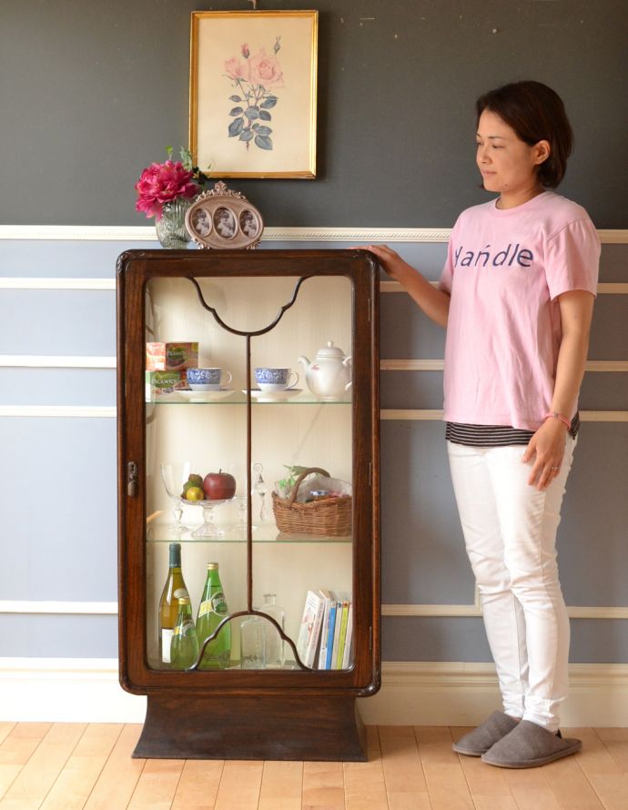 アンティークのキャビネット アンティーク家具 木の装飾がキレイなアンティークの家具、鍵付きのガラスキャビネット。リビングや寝室、玄関などで試してみてください。(q-711-f)