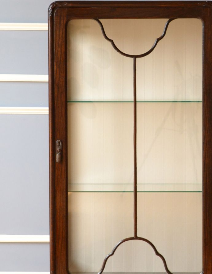 アンティークのキャビネット アンティーク家具 木の装飾がキレイなアンティークの家具、鍵付きのガラスキャビネット。アンティークのガラスがキレイにはめ込んであります。(q-711-f)