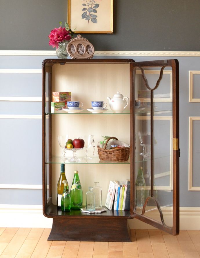 アンティークのキャビネット アンティーク家具 木の装飾がキレイなアンティークの家具、鍵付きのガラスキャビネット。コンパクトでもたっぷり収納していただけます。(q-711-f)