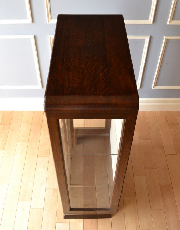 アンティークのキャビネット アンティーク家具 木の装飾がキレイなアンティークの家具、鍵付きのガラスキャビネット。天板もピカピカにお直ししました。(q-711-f)