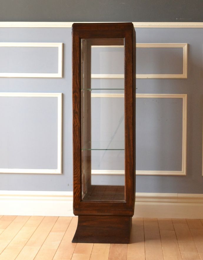 アンティークのキャビネット アンティーク家具 木の装飾がキレイなアンティークの家具、鍵付きのガラスキャビネット。サイドもガラスなので、どこから見ても美しいです!しっかり作られているので、安心してお使いいただけます。(q-711-f)