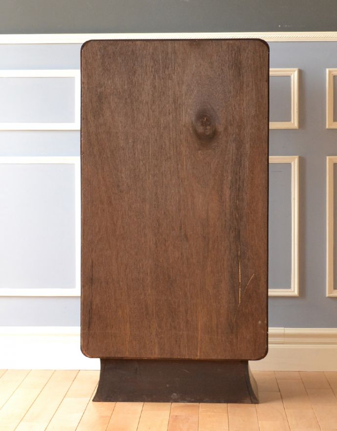 アンティークのキャビネット アンティーク家具 木の装飾がキレイなアンティークの家具、鍵付きのガラスキャビネット。きちんとメンテナンスしてあるので、裏側もキレイです。(q-711-f)