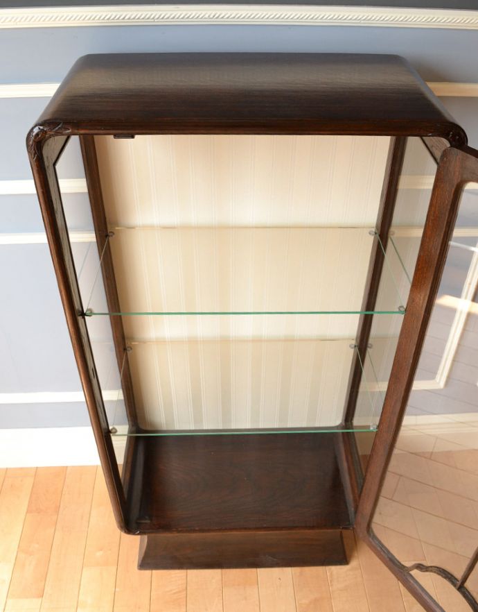 アンティークのキャビネット アンティーク家具 木の装飾がキレイなアンティークの家具、鍵付きのガラスキャビネット。扉はきちんとお直しをしているのでスムーズに開け閉めができ、出し入れもしやすく使いやすいです。(q-711-f)