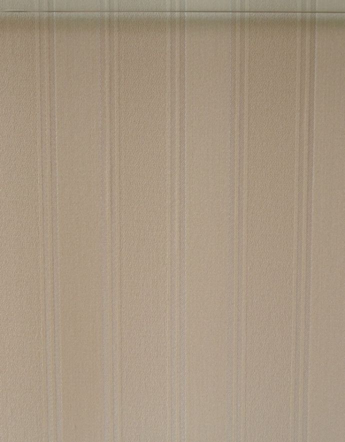 アンティークのキャビネット アンティーク家具 木の装飾がキレイなアンティークの家具、鍵付きのガラスキャビネット。柄物の食器やお気に入りのアイテムが引き立つようなシンプルな生地になっています。(q-711-f)