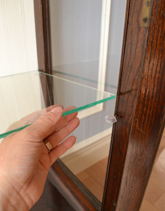 アンティークのキャビネット アンティーク家具 木の装飾がキレイなアンティークの家具、鍵付きのガラスキャビネット。棚板は可動です。(q-711-f)