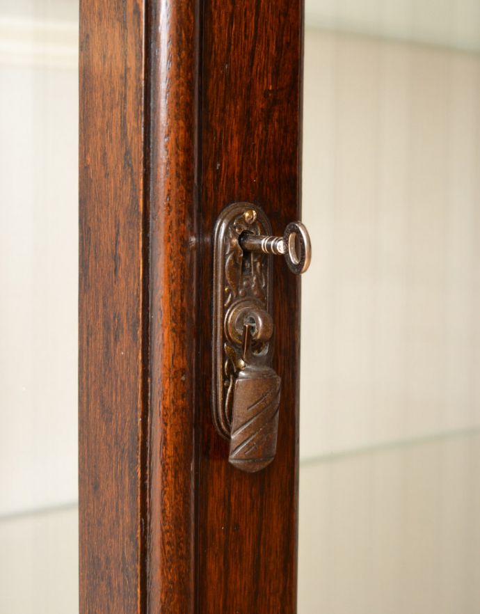 アンティークのキャビネット アンティーク家具 木の装飾がキレイなアンティークの家具、鍵付きのガラスキャビネット。シンプルな取っ手が付いています。(q-711-f)