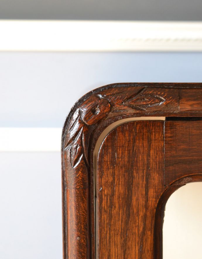 アンティークのキャビネット アンティーク家具 木の装飾がキレイなアンティークの家具、鍵付きのガラスキャビネット。細かいところまでこだわって造られています。(q-711-f)